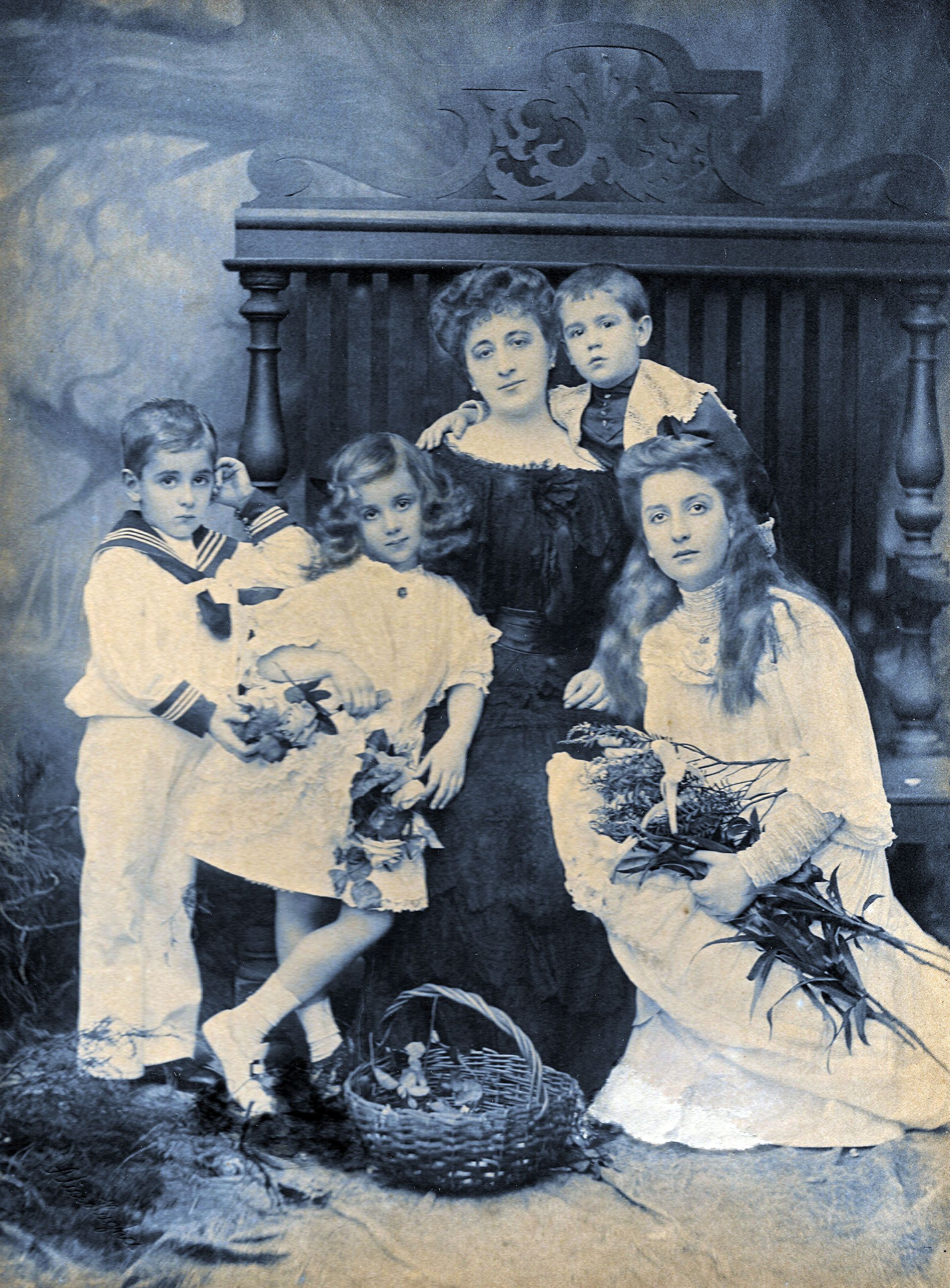 Los Gramajo cuando eran niños, de visita en Londres junto a sus hermanas. Pertenecían a una familia de mucho dinero, por lo que estudiaron en Suiza y Reino Unido