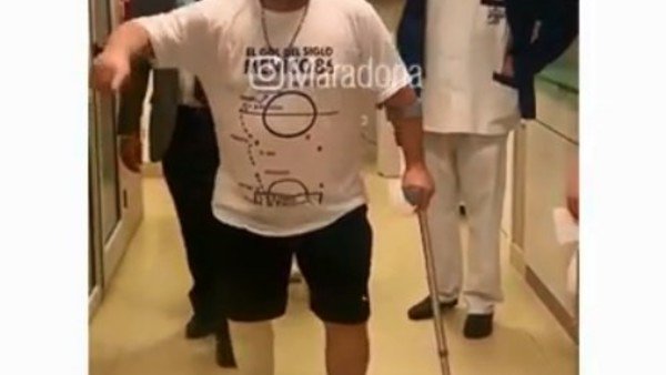 "Movete, Dieguito, movete": la conmovedora caminata de Maradona en homenaje a Doña Tota