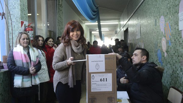 PASO 2019: votó Cristina Kirchner, la grabaron con una cámara propia y se fue sin hablar