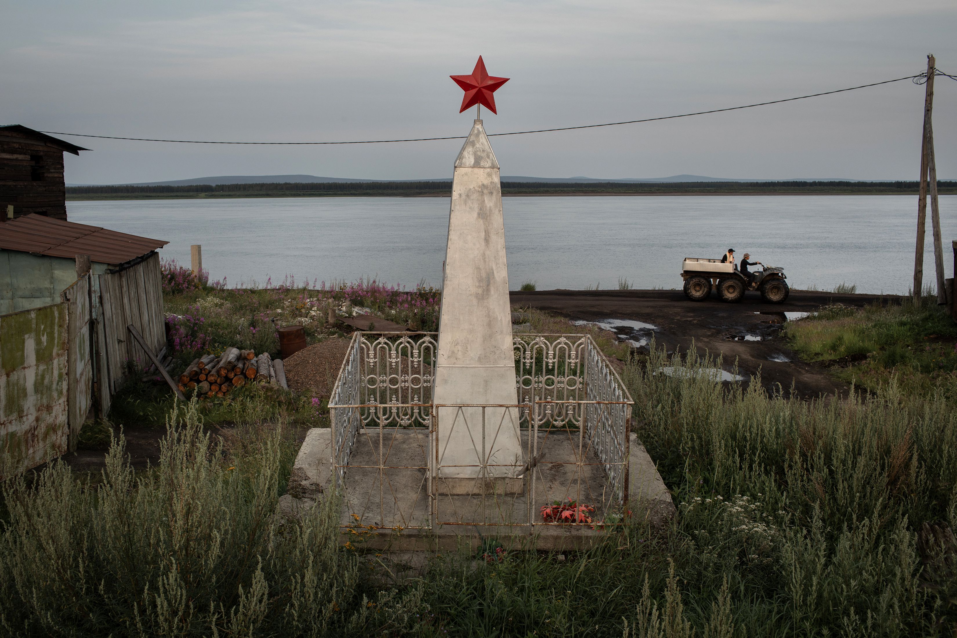 Un monumento de la era soviética para honrar a los presos políticos exiliados en Srednekolimsk durante la Rusia zarista. (Emile Ducke/The New York Times)
