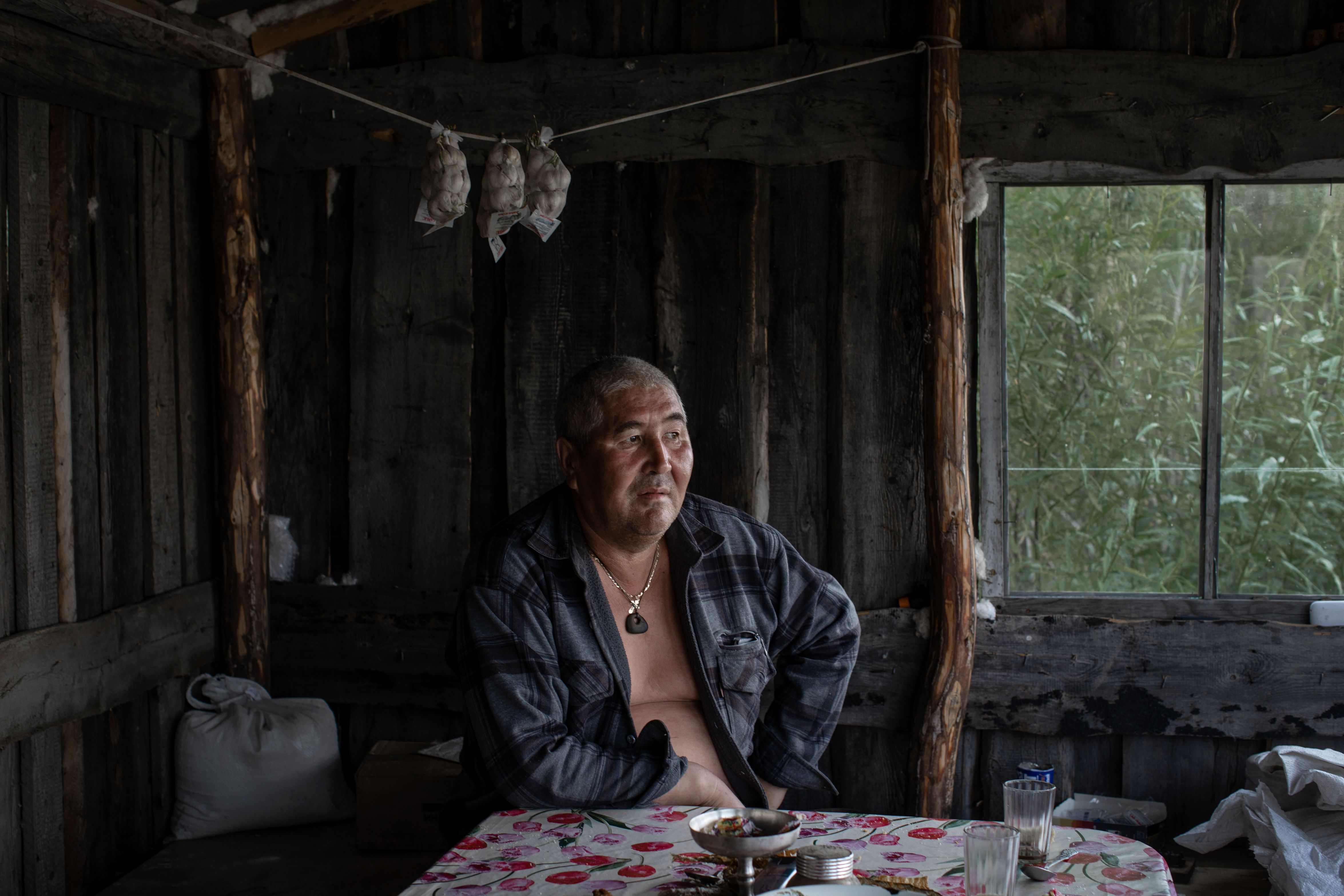 Appolinariy H. Popov, de 55 años, construyó una pequeña cabaña en Vyatkino, al norte de Srednekolimsk, en un acantilado con vistas al río Kolimá. Las inundaciones afectaron muchas edificaciones en la zona. (Emile Ducke/The New York Times)