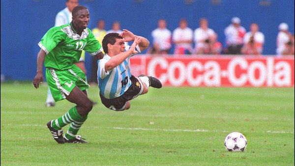 Suspenden de por vida a Samson Siasia, el nigeriano que jugó el último partido de Maradona en la Selección