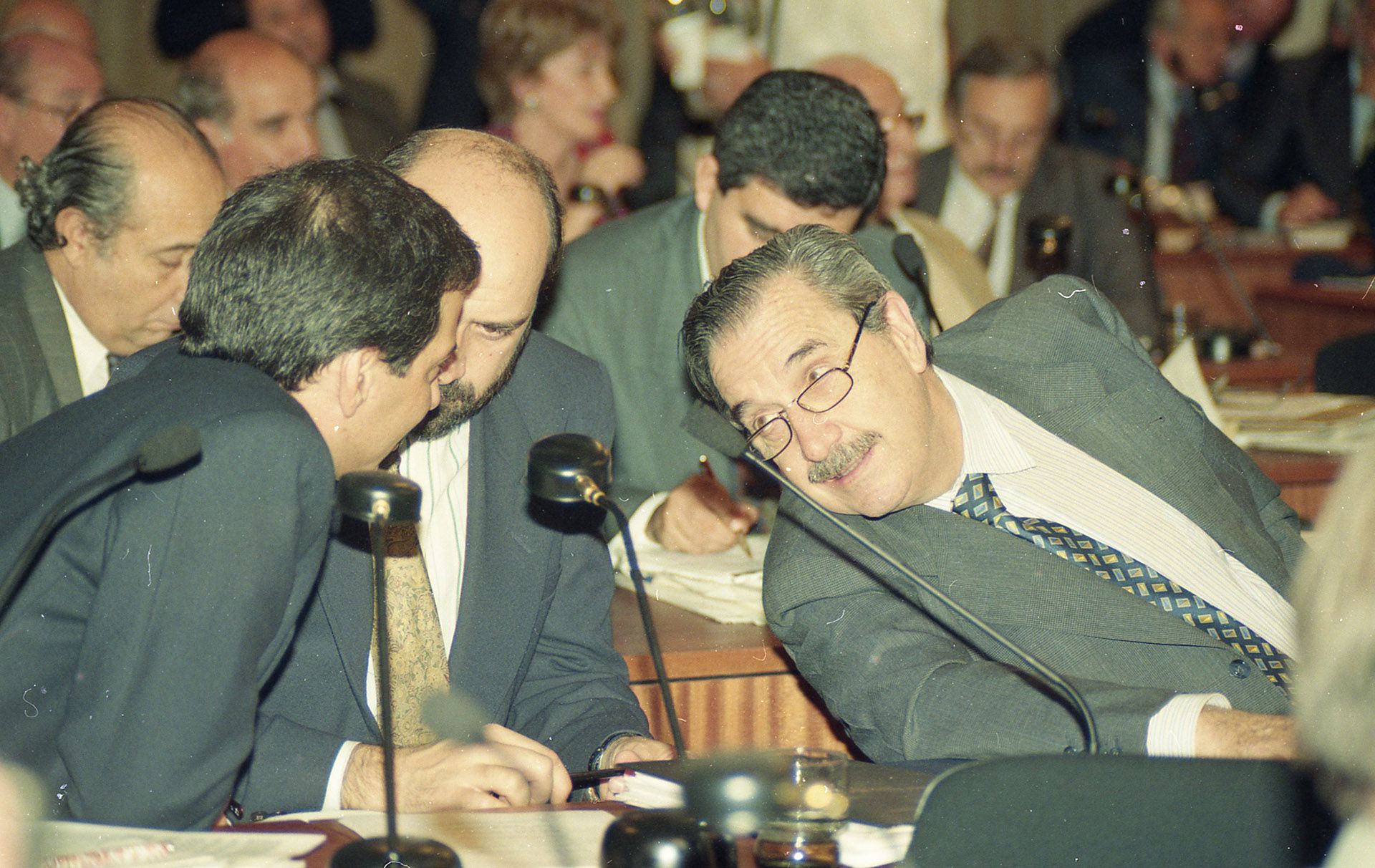 Santa Fe: Alfonsín en la Asamblea Constituyente. Sentado a su lado, Jesús Rodríguez