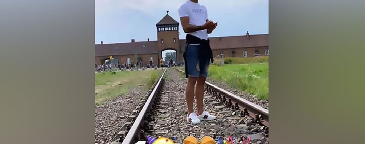 Un futbolista festejó su cumpleaños en Auschwitz y tuvo que disculparse: "No sabía exactamente dónde me encontraba"