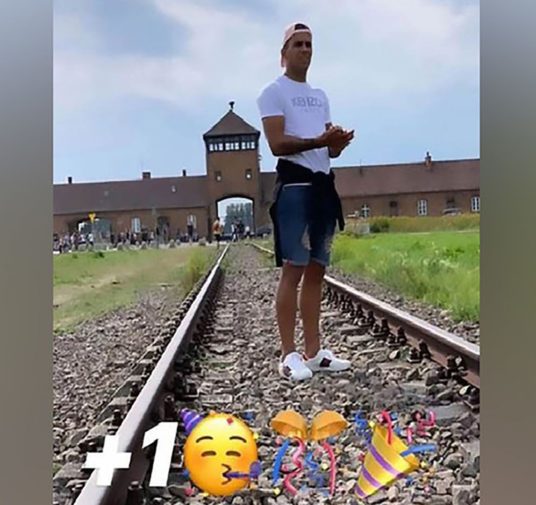 Un futbolista festejó su cumpleaños en Auschwitz y tuvo que disculparse: "No sabía exactamente dónde me encontraba"