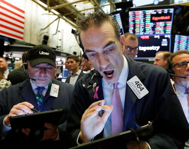 Viernes de euforia a horas de las PASO: por qué cayó el riesgo país y subieron el Merval y las acciones locales en Wall Street