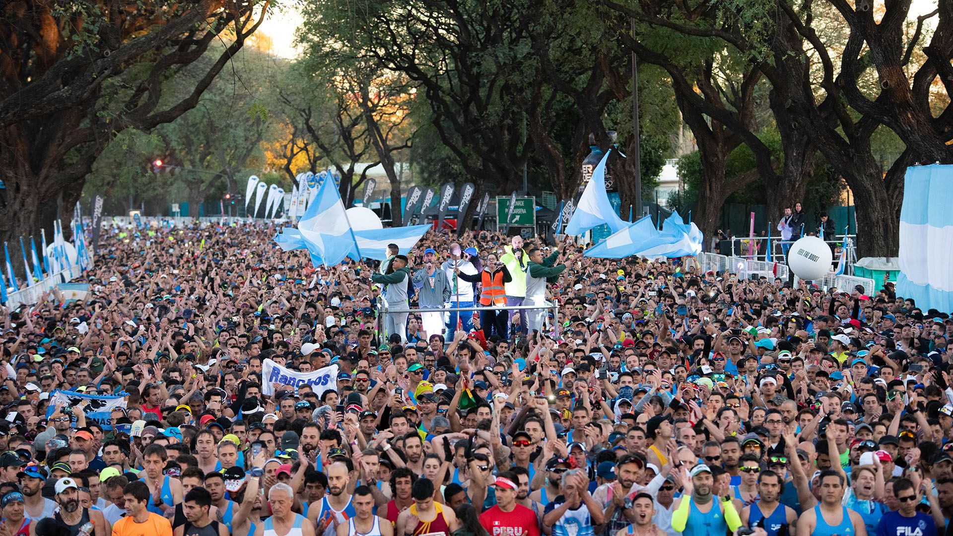 Las banderas argentinas flamearon en todos los rincones de la recta de salida