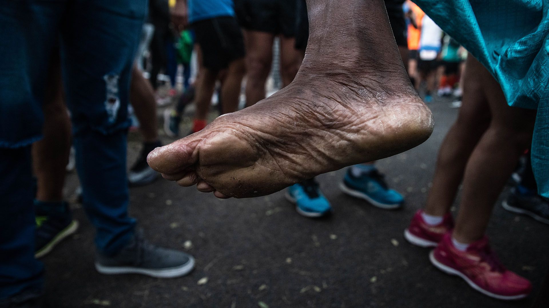 Las marcas de un particular corredor que participó de la maratón con los pies descalzos