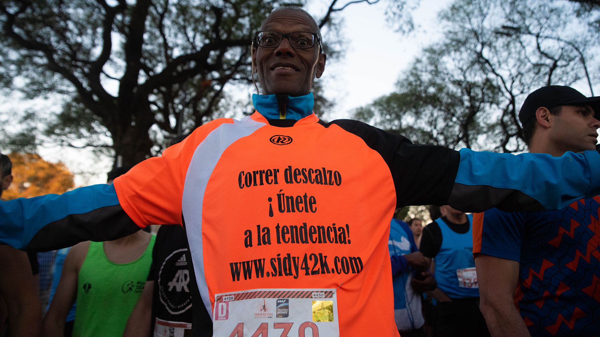 El competidor que invita a sus pares a participar de las maratones sin calzado