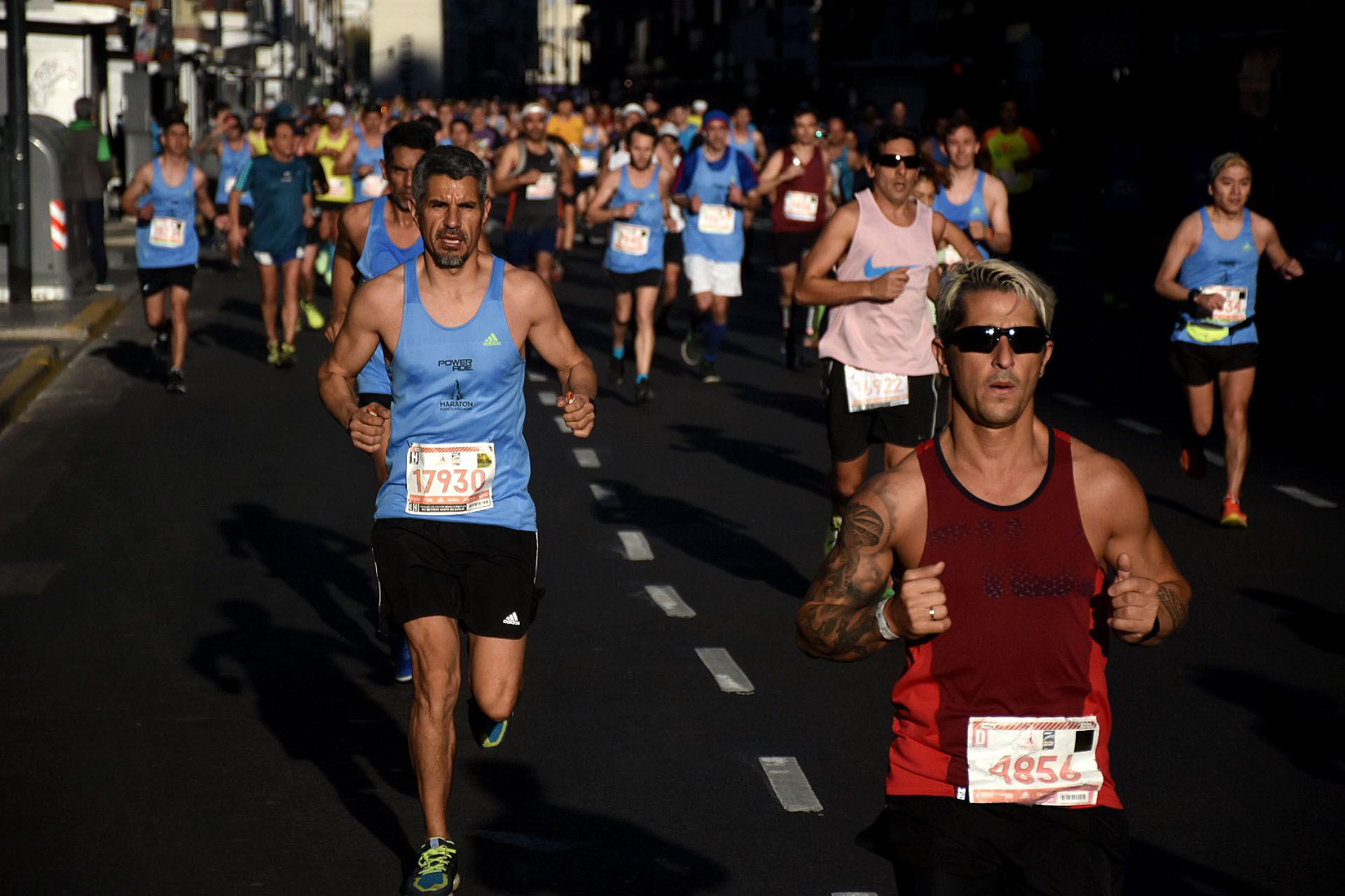 La mayoría de los participantes corrieron con la indumentaria oficial de la maratón
