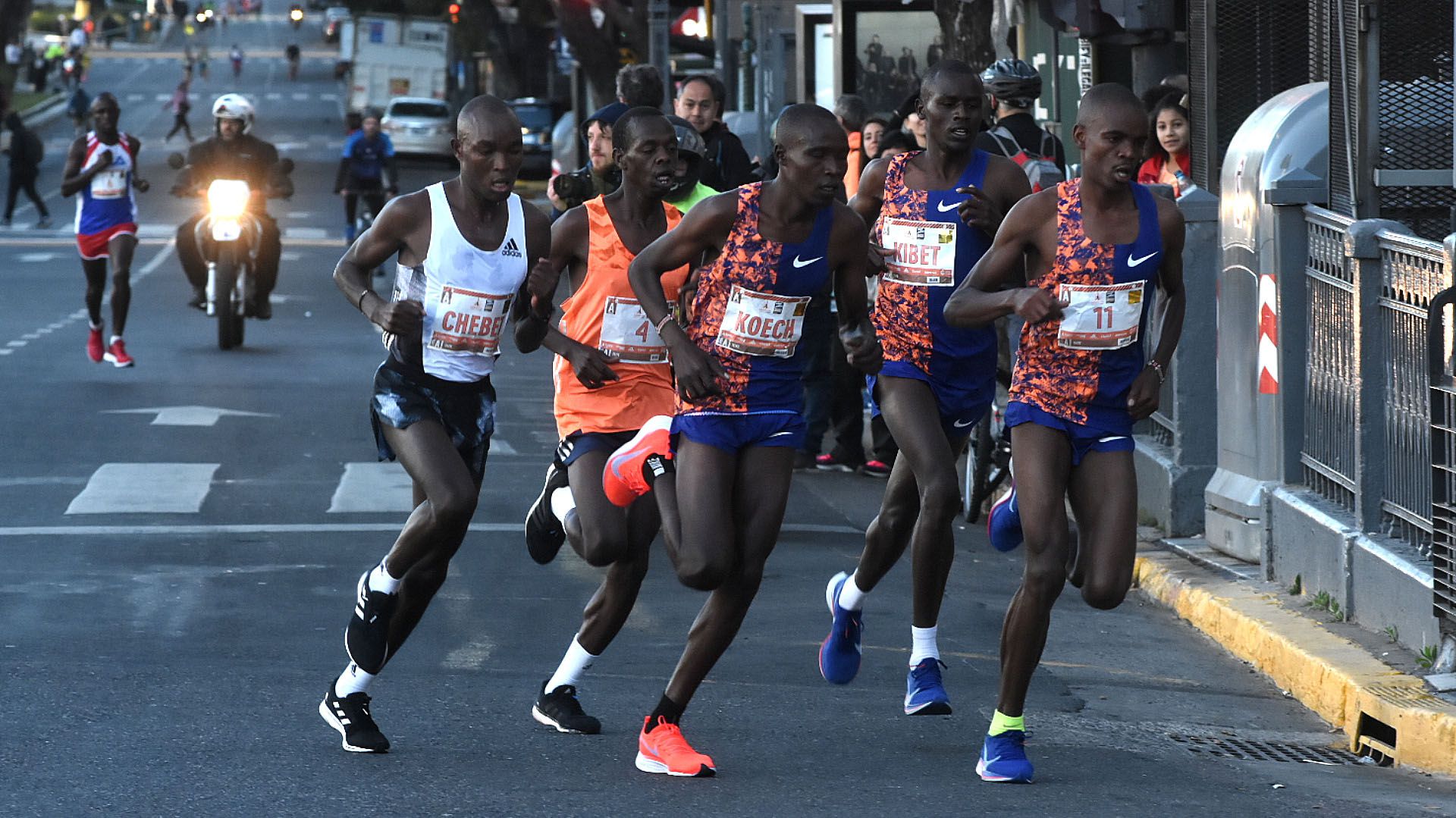 Uno de los grupos de corredores africanos que participó en la maratón de Buenos Aires