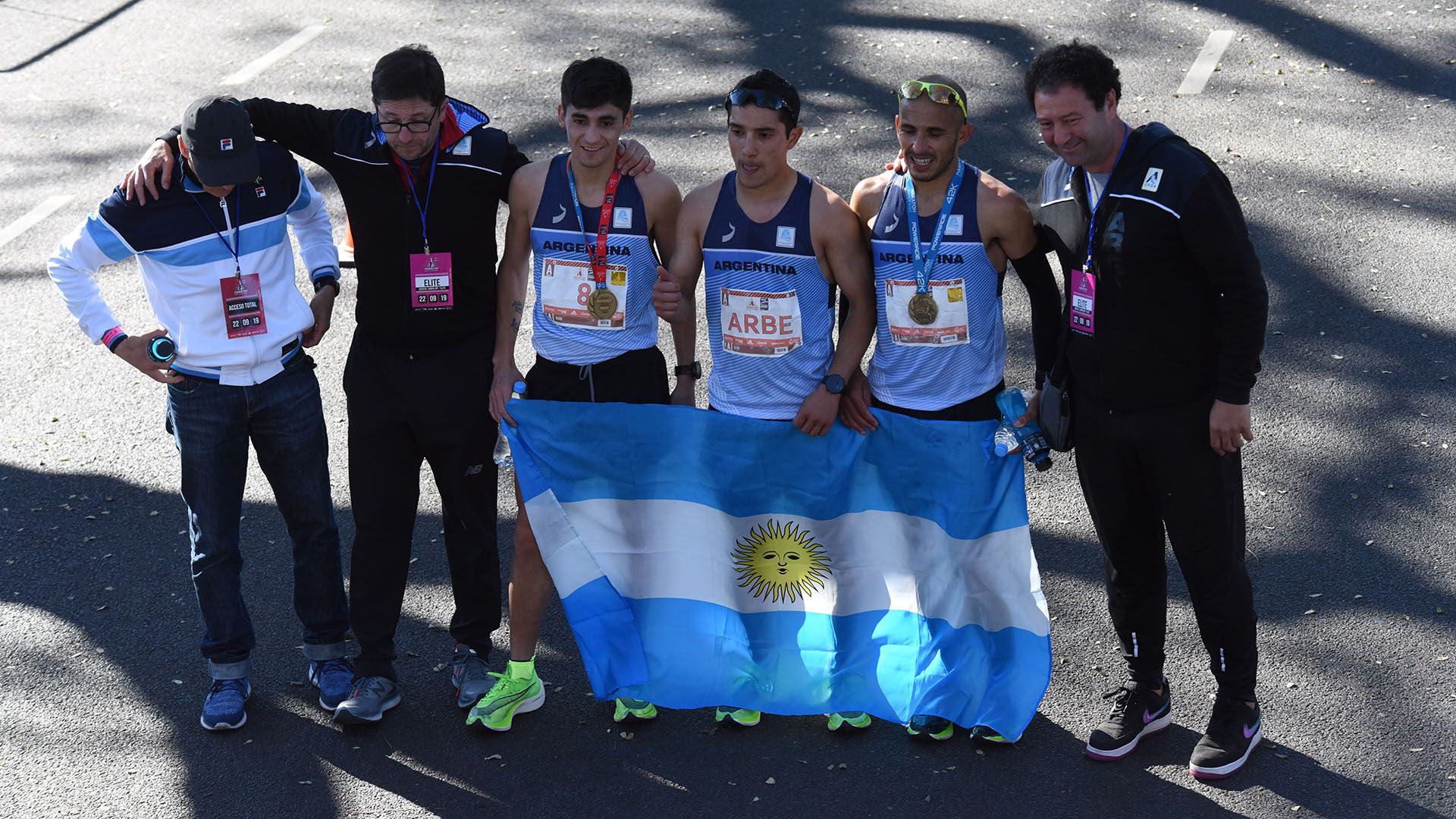 La delegación de los mejores competidores argentinos. En el medio, Joaquín Arbe, el mejor clasificado del país