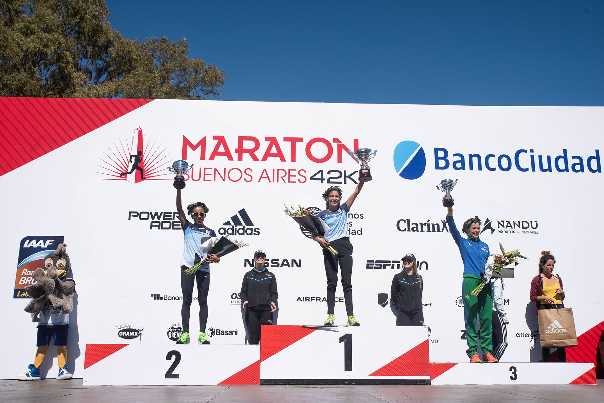 El podio de las corredoras argentinas en la maratón de Buenos Aires