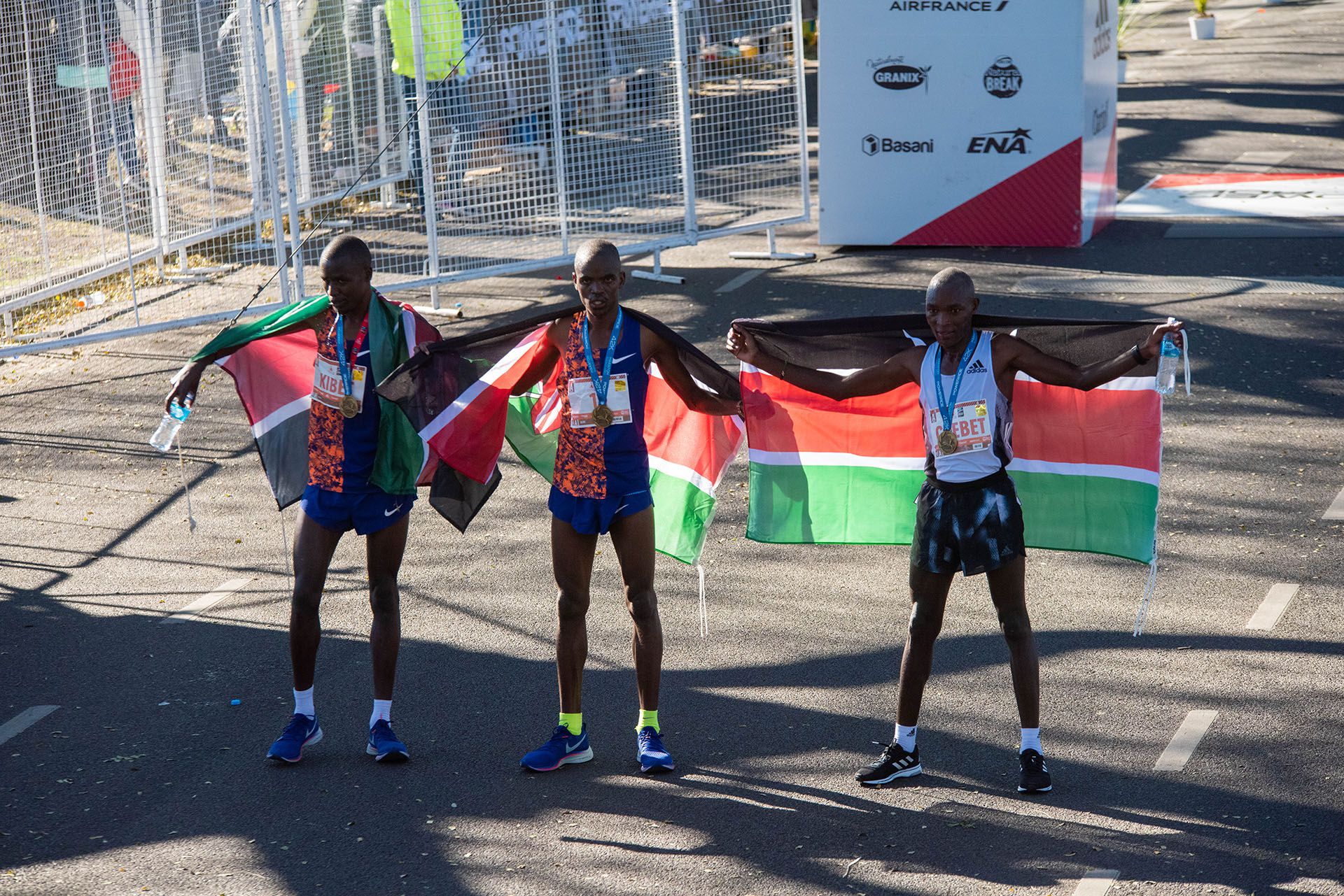La imagen de los tres integrantes del podio: Daniel Kipkore Kibet, Reuben Kipop Kipyego y Evans Kiplagat Chebet
