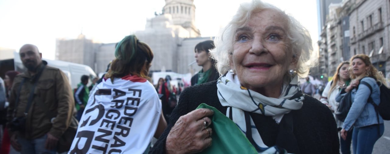 A los 90 años y con bastón: una “rockera” del activismo feminista que hoy alzó su “grito global por el aborto legal”
