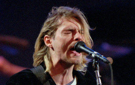 Arte, 'rebeldía' y negocios: la hija de Kurt Cobain lanza la colección de ropa "Kurt estuvo aquí"