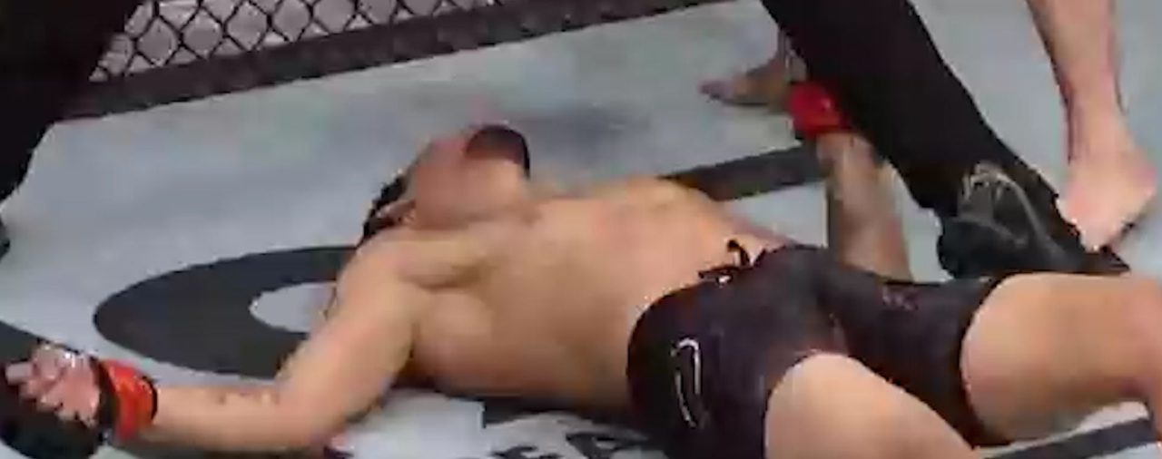 Dramático nocaut en UFC: dejó inconsciente a su rival y volvió a golpearlo en el piso
