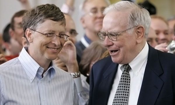 Bill Gates y Warren Buffet, entre los ultra millonarios del mundo (AP)