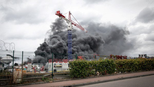 Enorme incendio en una planta química de Francia: hay "riesgo de contaminación" del río Sena