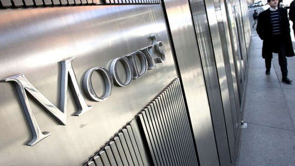La calificadora Moody's bajó la nota de los bancos argentinos