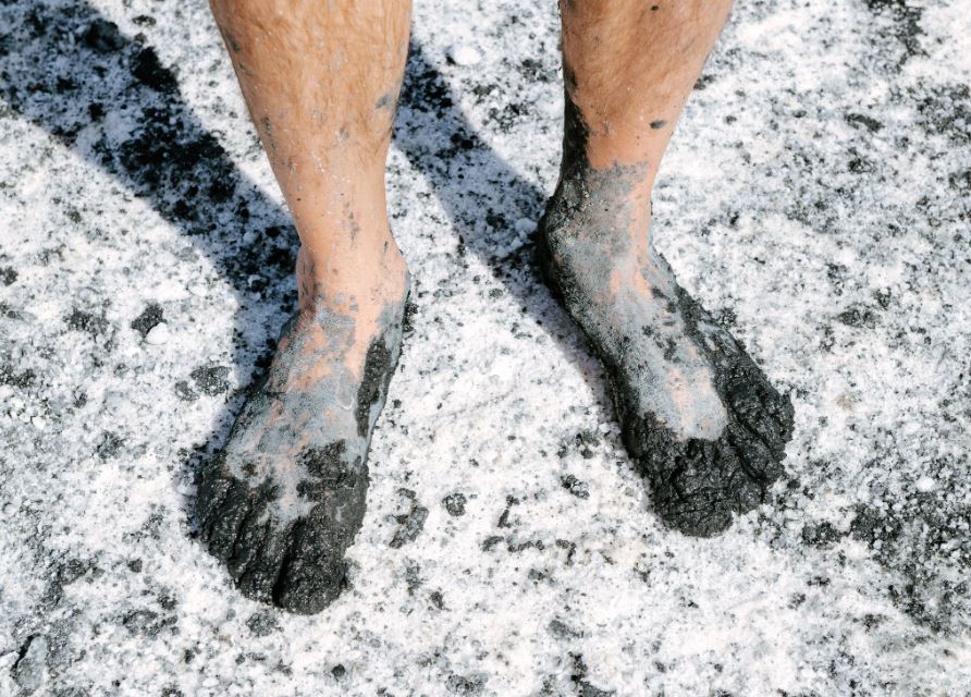 Los pies de un cazador de gemas que participó en la excursión Mud Field Credit Brian Guido para The New York Times
