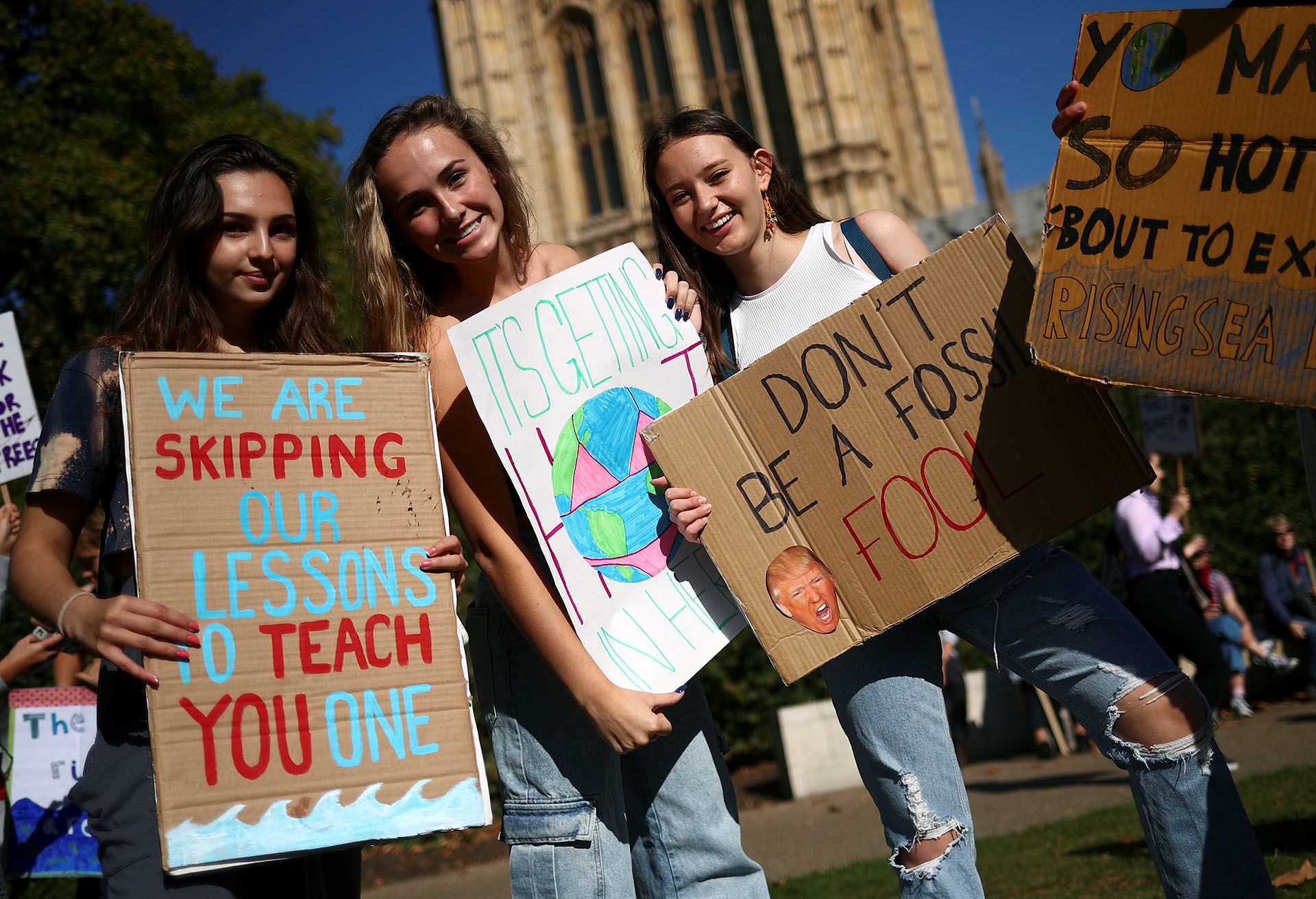 Estudiantes sostienen pancartas en la manifestación sobre el cambio climático en Londres, Reino Unido (REUTERS/Hannah McKay)