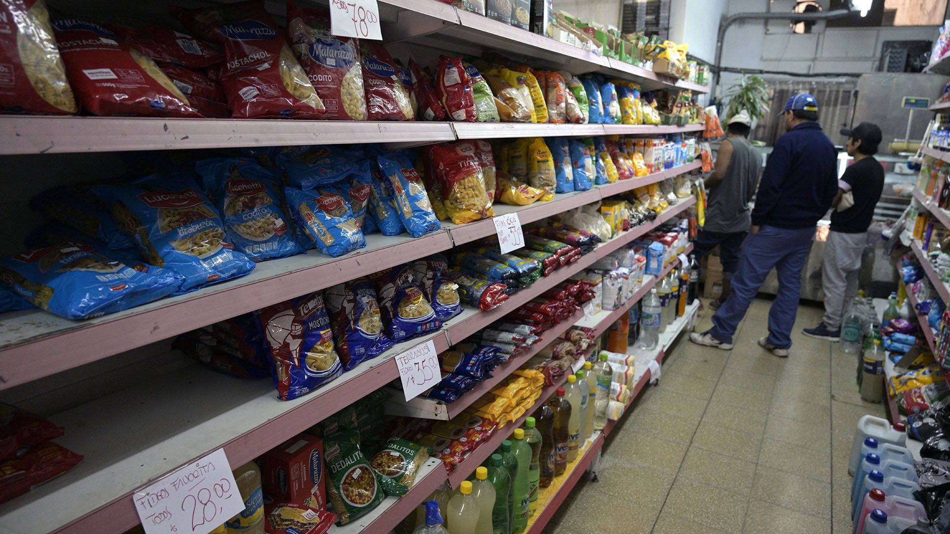 La concurrencia a los canales de ventas de los supermercados se mantiene muy por debajo del promedio histórico (Photo by Juan MABROMATA / AFP)