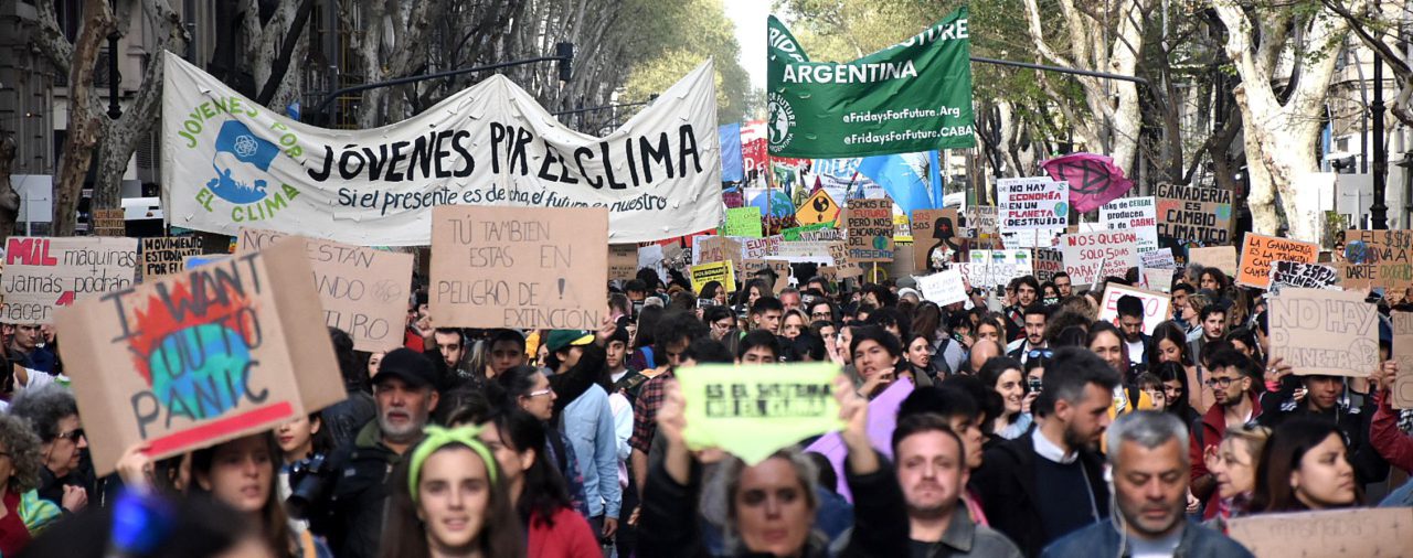 Marcha Global por el clima: una multitud de jóvenes protesta frente al Congreso