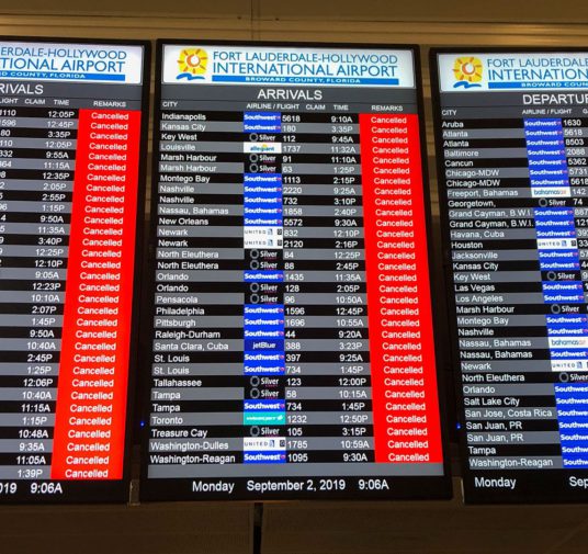 Más 600 vuelos fueron cancelados en EEUU y el aeropuerto de Orlando cerrará el martes por la llegada del huracán Dorian