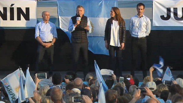 Mauricio Macri y María Eugenia Vidal, en una nueva marcha de campaña: "Podemos dar vuelta la elección"