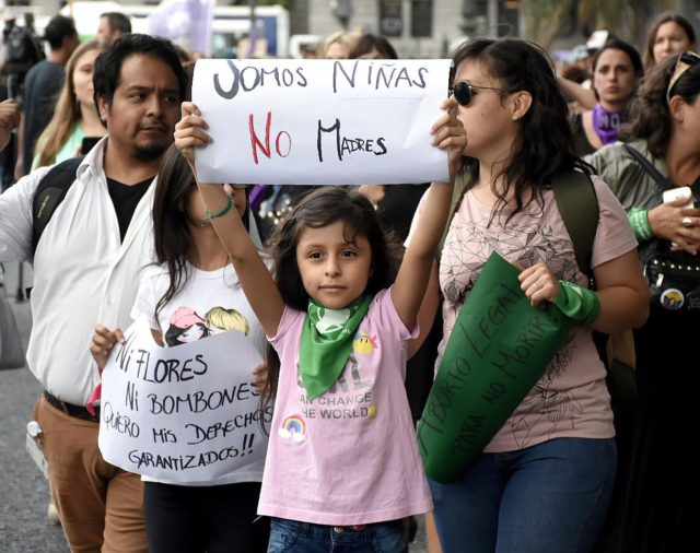 Niñas, no madres: denunciarán al Estado argentino en Washington por “obligar a las niñas abusadas a parir”