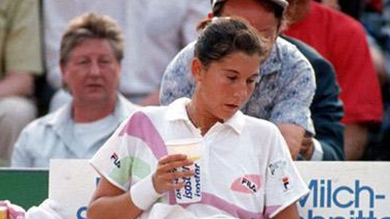 La tenista serbia Monica Seles fue apuñalada por la espalda por un fan de Steffi Graf mientras disputaba el torneo de Hamburgo. Todo cambio en la vida de la serbia. Se retiró en 1998