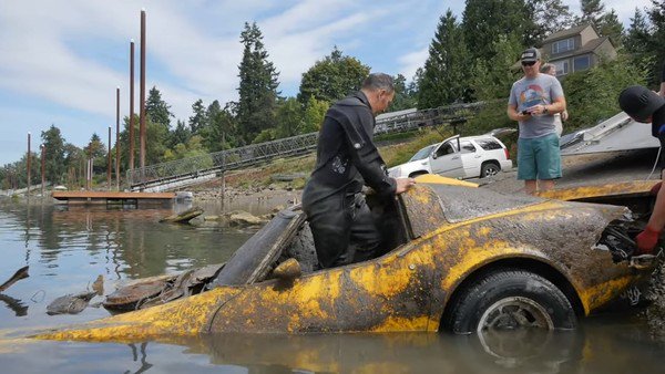Rescataron un Chevrolet Corvette que pasó 20 años abajo del agua