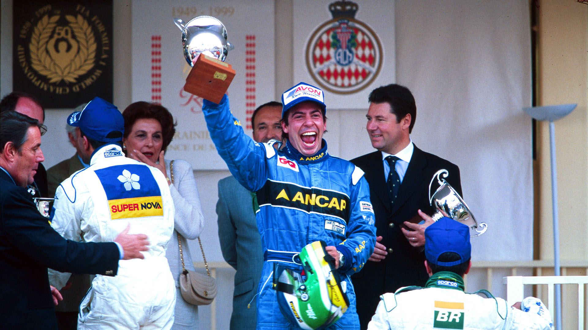 Gonzalo Rodríguez celebrando su triunfo en la Fórmula 3000 en Mónaco, en 1999.