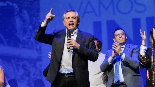 Alberto Fernández: "Dicen que un dedo es dictatorial, pero Alfonsín levantó su índice cada vez que hizo falta"