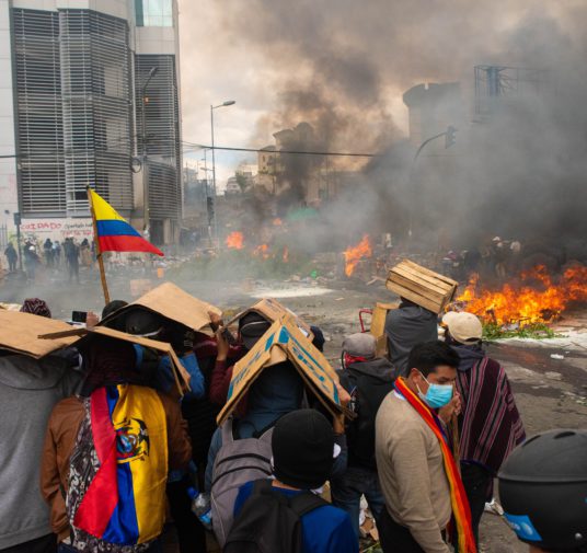 Argentina y Colombia pidieron una “salida institucional” para resolver la crisis en Ecuador