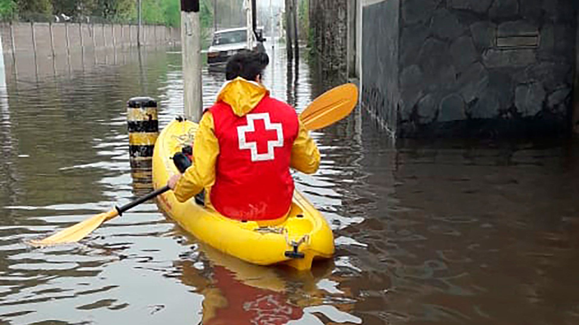 Los equipos de rescate se mantienen en alerta ante la posibilidad de nuevas inundaciones (foto: Prefectura)