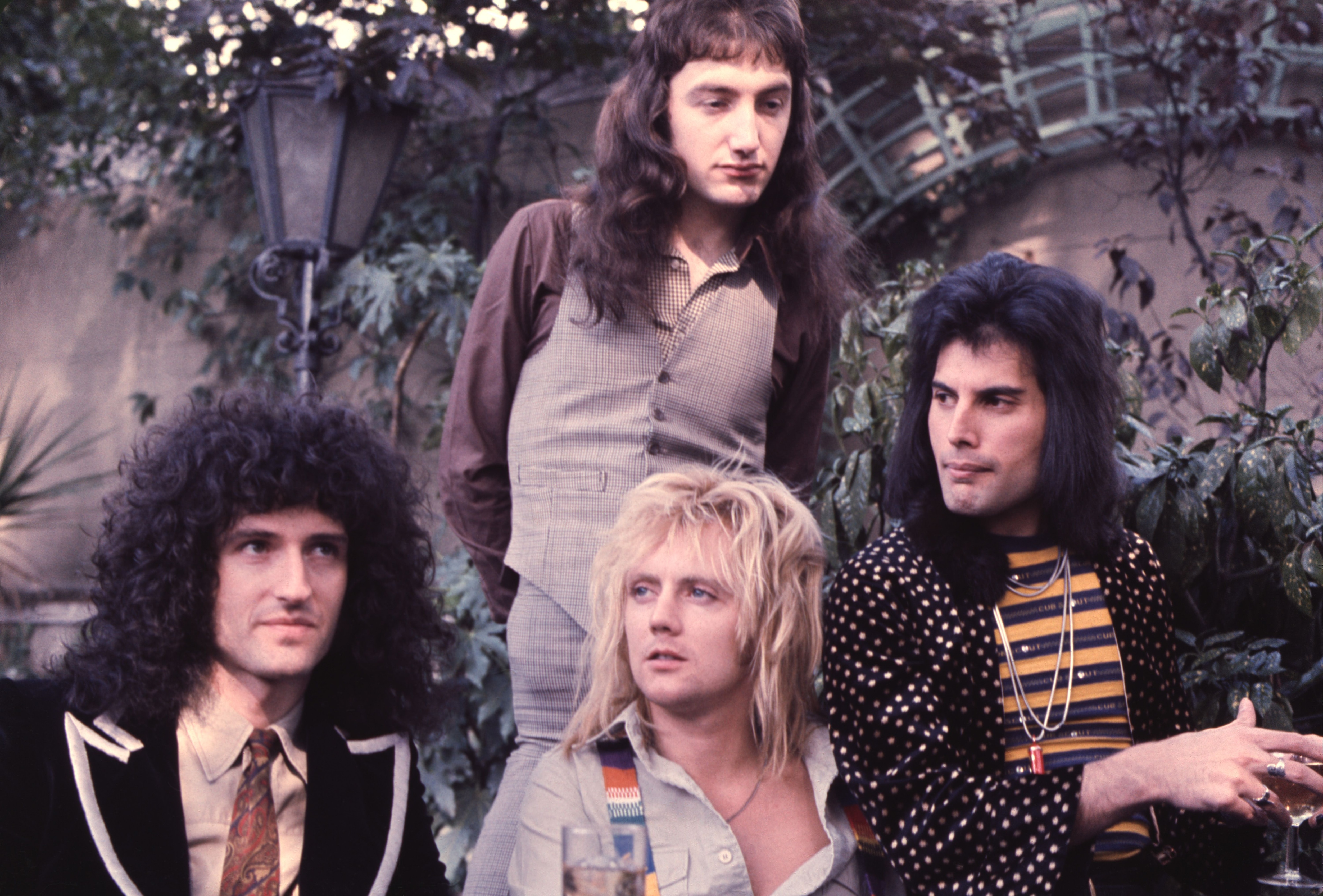 Deacon, May, Taylor y Mercury en Les Ambassadeurs, en 1976, para la celebración de los discos de plata, oro y platino que rápidamente acumuló "Bohemian Rhapsody". (Andre Csillag/Shutterstock)