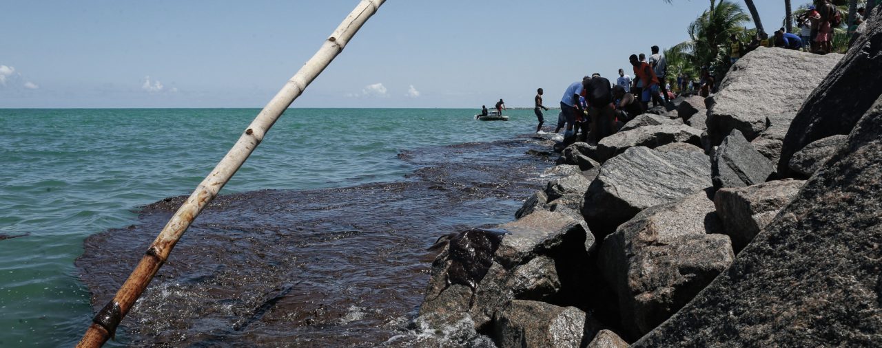 Brasil prohibió la pesca de camarón y langosta en áreas afectadas por el derrame de petróleo que llegó a más de 260 playas