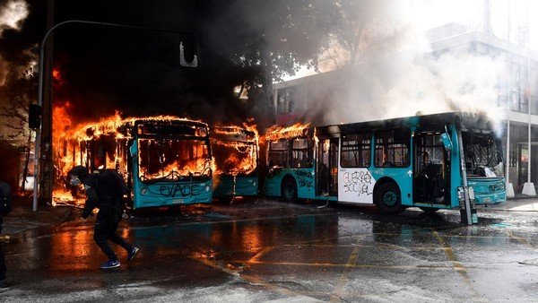 Cacerolazos y nuevos choques con la policía en Santiago de Chile en desafío al estado de emergencia