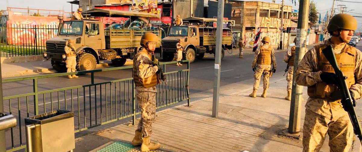 Chile: el Ejército declaró el toque de queda en todo Santiago