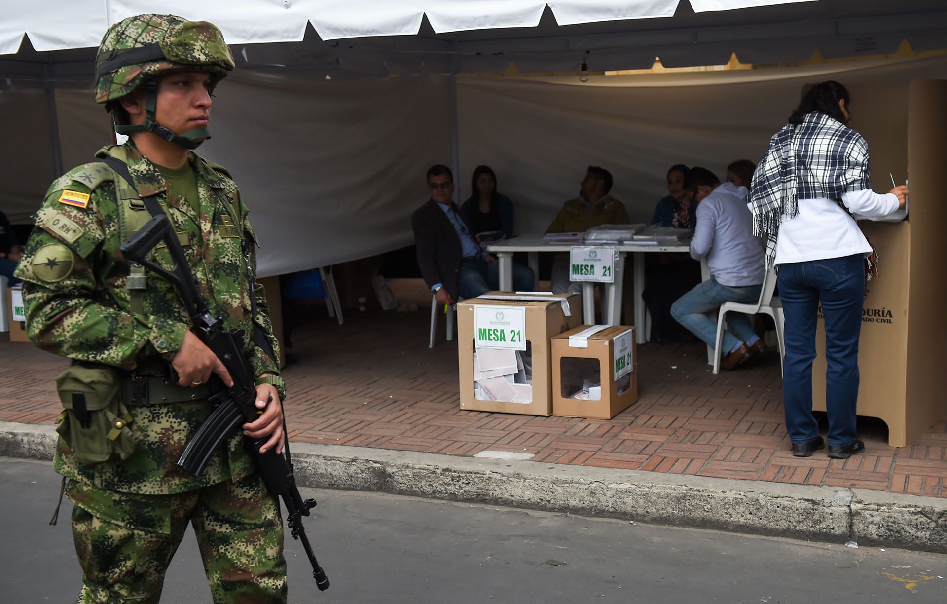 Un soldado hace guardia en un puesto de votación en Bogotá durante las elecciones parlamentarias en mayo pasado. 