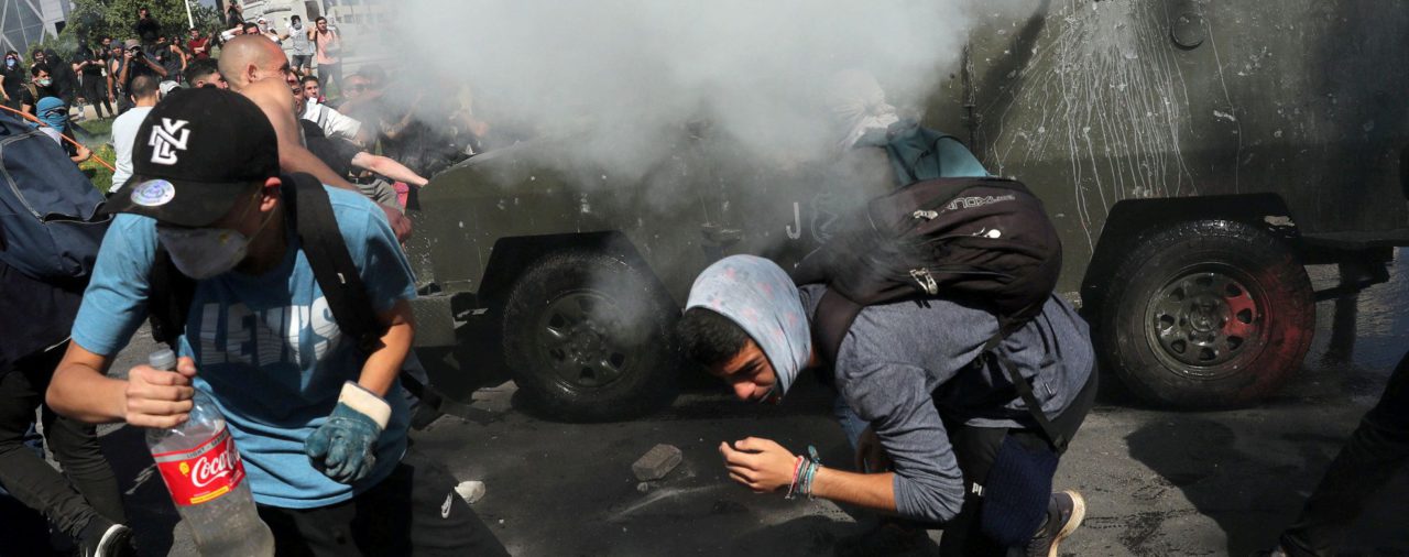Comenzó a regir el toque de queda en Chile: manifestantes se resisten en Santiago