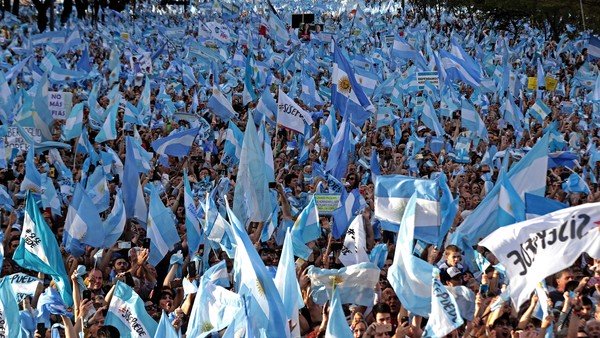 Con banderas argentinas y cantos contra Cristina, la multitud apoyó al "Gato Presidente"