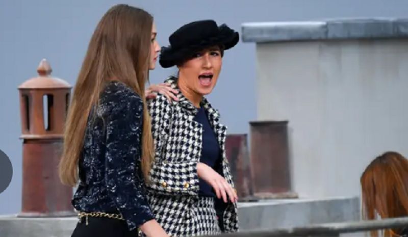 El incómodo momento en que una espontánea saltó al desfile de Chanel y Gigi Hadid la echó de la pasarela