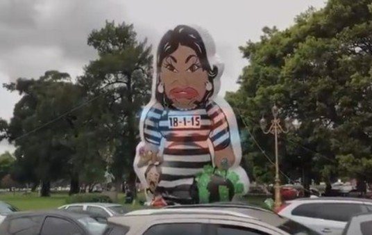 El inflable gigante de Cristina Kirchner con traje de presa y otras curiosidades del debate presidencial