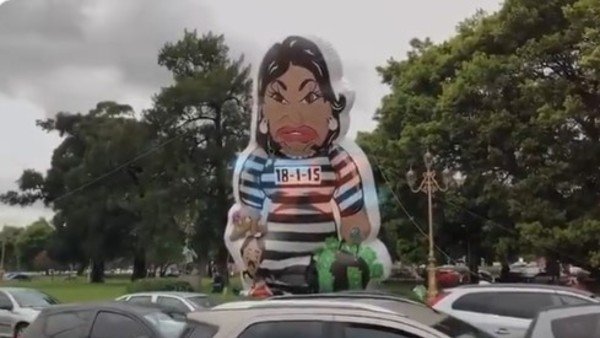 El inflable gigante de Cristina Kirchner con traje de presa y otras curiosidades del debate presidencial