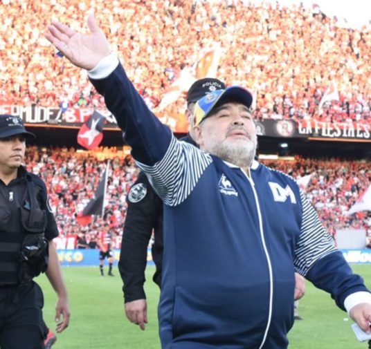 El sondeo de Boca y su guiño al Gringo Heinze, el deseo de dirigir a Newell’s y el desafiante mensaje de cara al clásico ante Estudiantes: las mejores frases de Diego Maradona