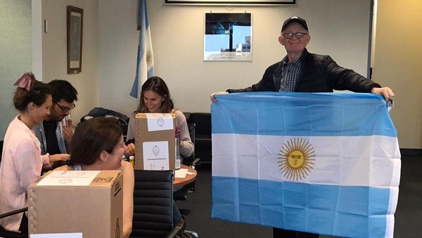 Elecciones 2019: los argentinos que viven en el extranjero comenzaron a votar