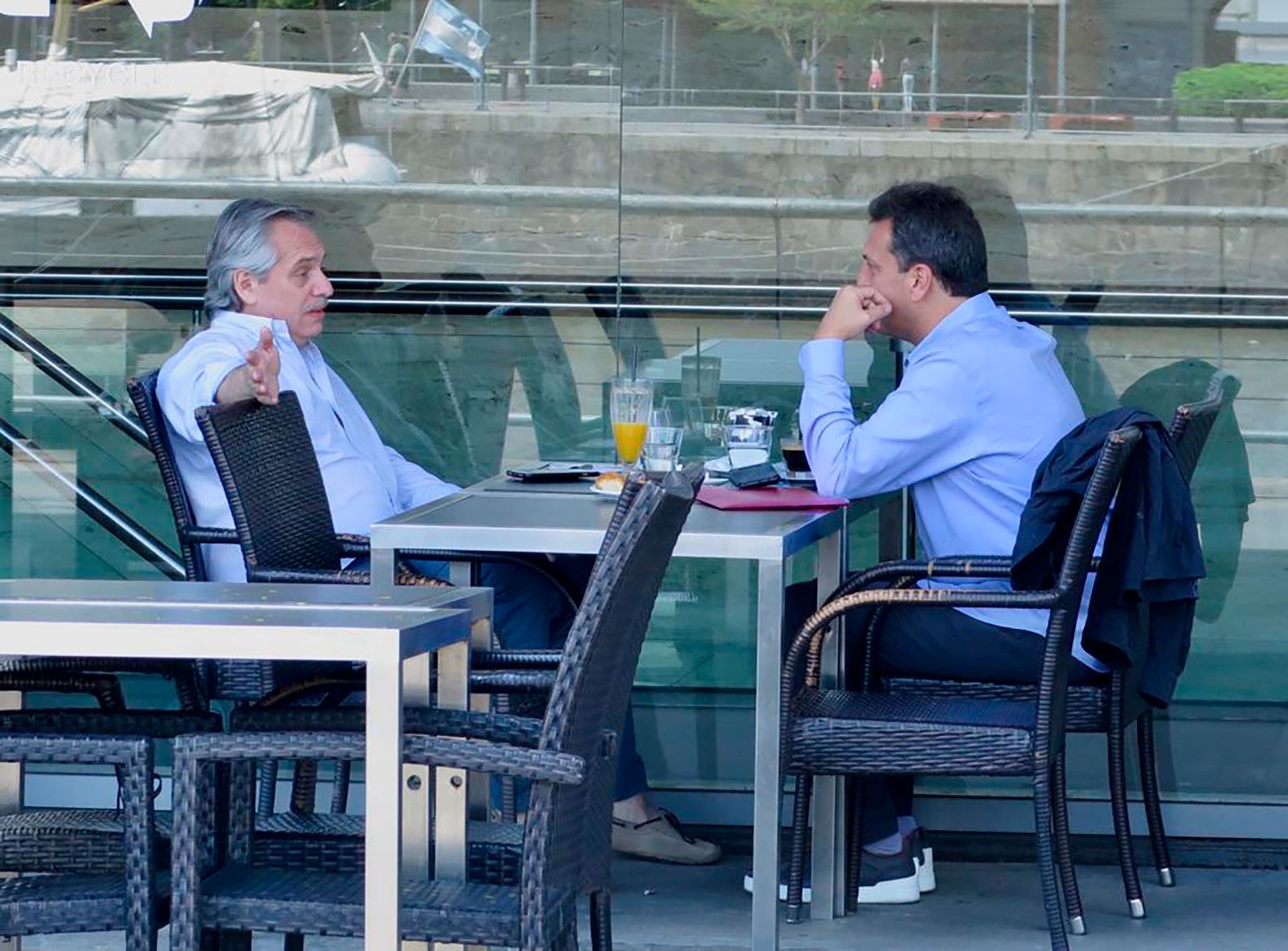 Alberto Fernández y Sergio Massa desayunaron en Puerto Madero y analizaron las últimas encuestas del Frente de Todos